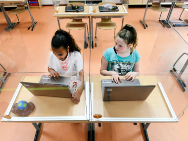 Rientro a scuola, niente doppi turni ma si pensa ai divisori in plexiglass