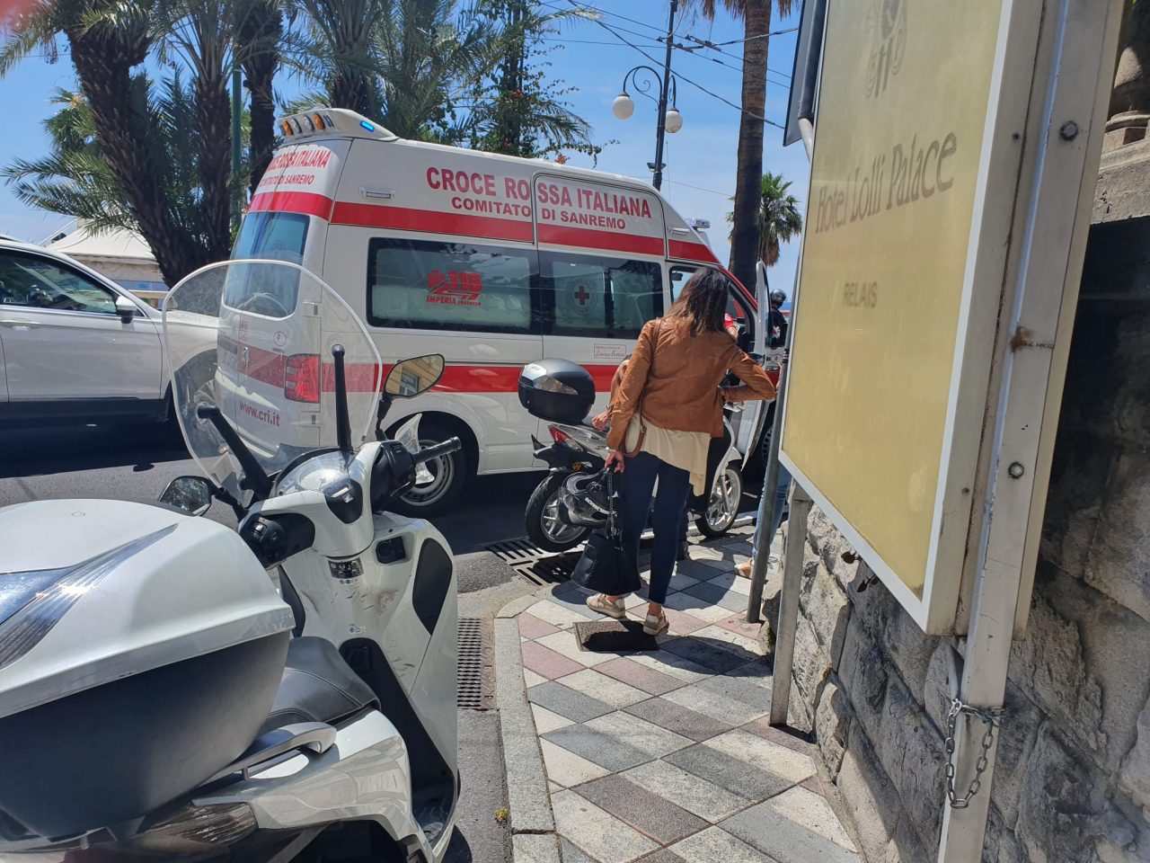 Due donne si tamponano in motorino sull’Imperatrice di Sanremo