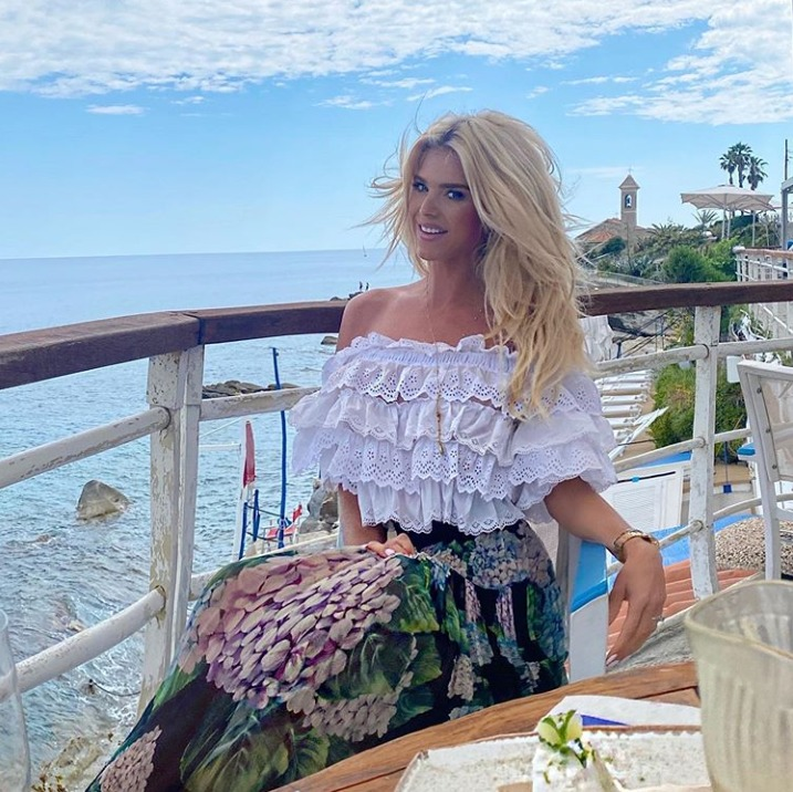 La svedese Victoria Silvstedt a pranzo a Bordighera