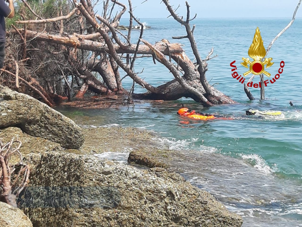 Panico a Ventimiglia: albero e muro crollano sullo scoglio dove i bagnanti prendono il sole