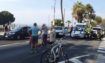 Scontro auto scooter cade sull'asfalto ragazzina