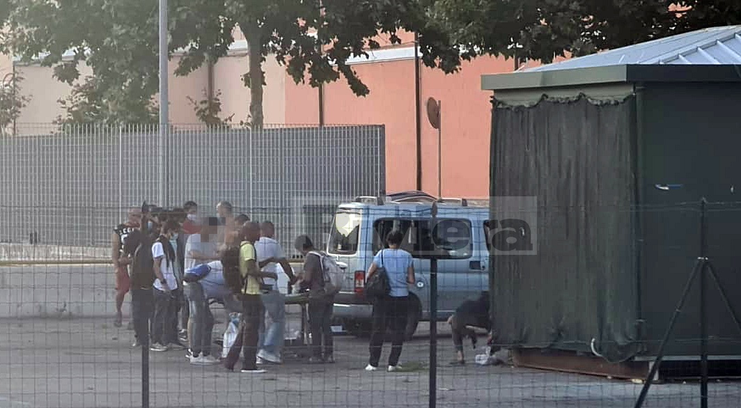 Ventimiglia: davanti al cimitero è ripartita la somministrazione di cibo ai migranti