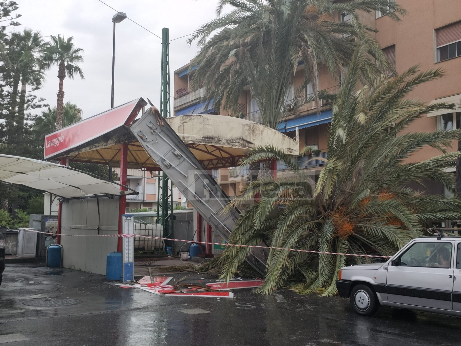 Crolla palma Bordighera autolavaggio Esso