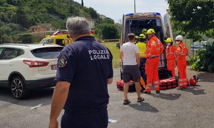 Motociclista grave dopo lo schianto con un'auto, allertato l'elicottero