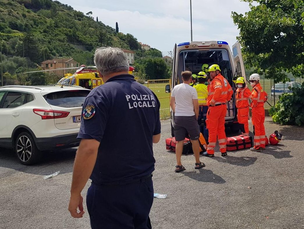 Motociclista grave dopo lo schianto con un’auto, allertato l’elicottero