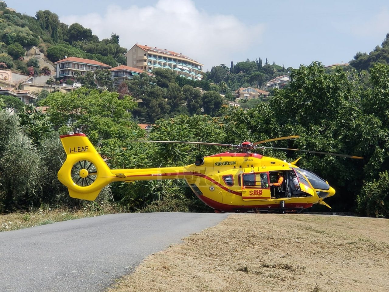Cade in campagna a Camporosso, interviene l’elicottero