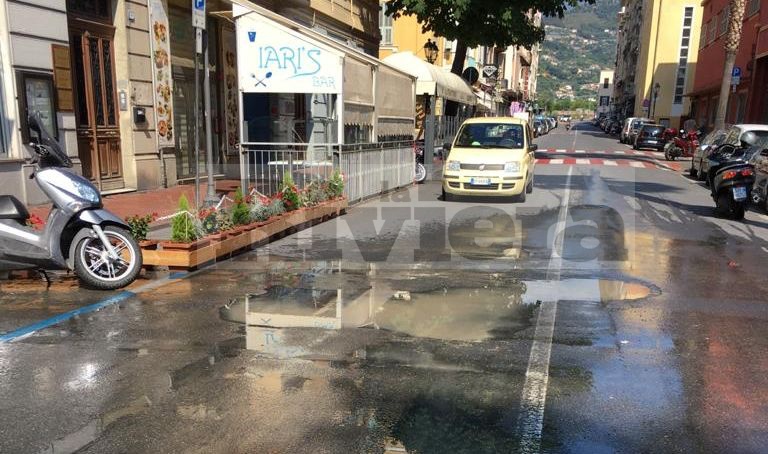 Incubo acqua a Ventimiglia: si apre un’altra voragine nell’asfalto, dopo il delirio di ieri