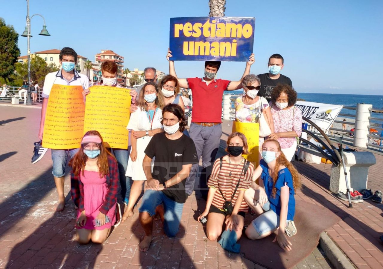 Un flash mob con oltre cento attivisti a Ventimiglia per non chiudere il campo Roya