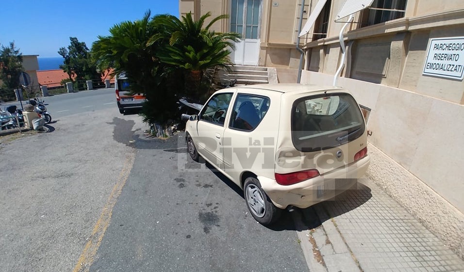 Dimentica il freno a mano e l’ambulanza si schianta contro auto e scooter