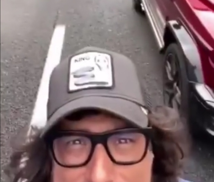 Chef Borghese passeggia tra le auto bloccate in autostrada – Il video dissacrante