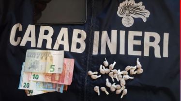 Carabinieri ammanettano un pusher seriale
