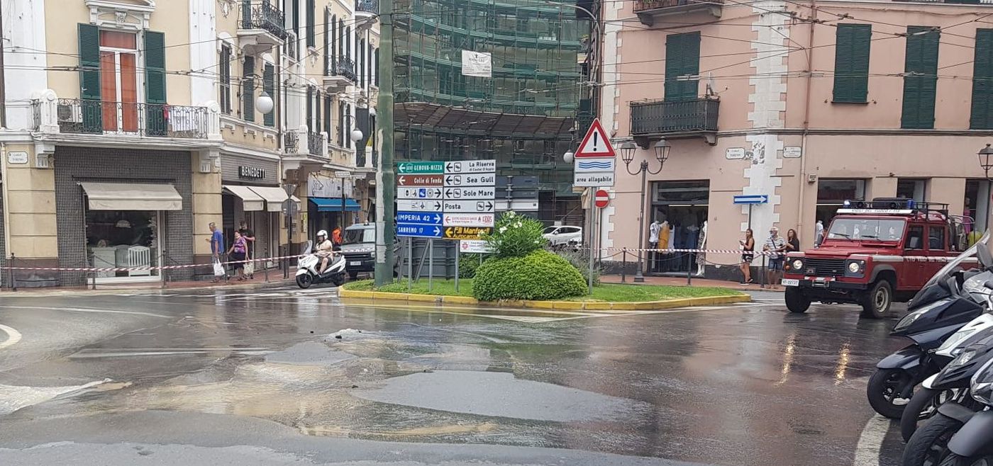 Tubo acqua conduttura esplode Largo Torino Ventimiglia