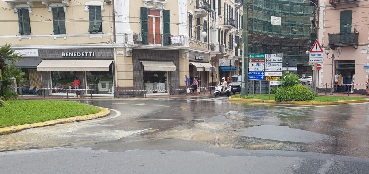Esplode tubo dell’acqua in largo Torino, si allaga la strada