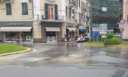 Esplode tubo dell'acqua in largo Torino, si allaga la strada