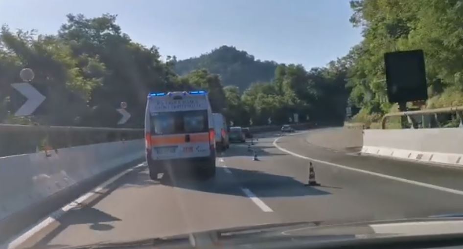 Ambulanza a sirene spiegate non riesce a passare – Il video