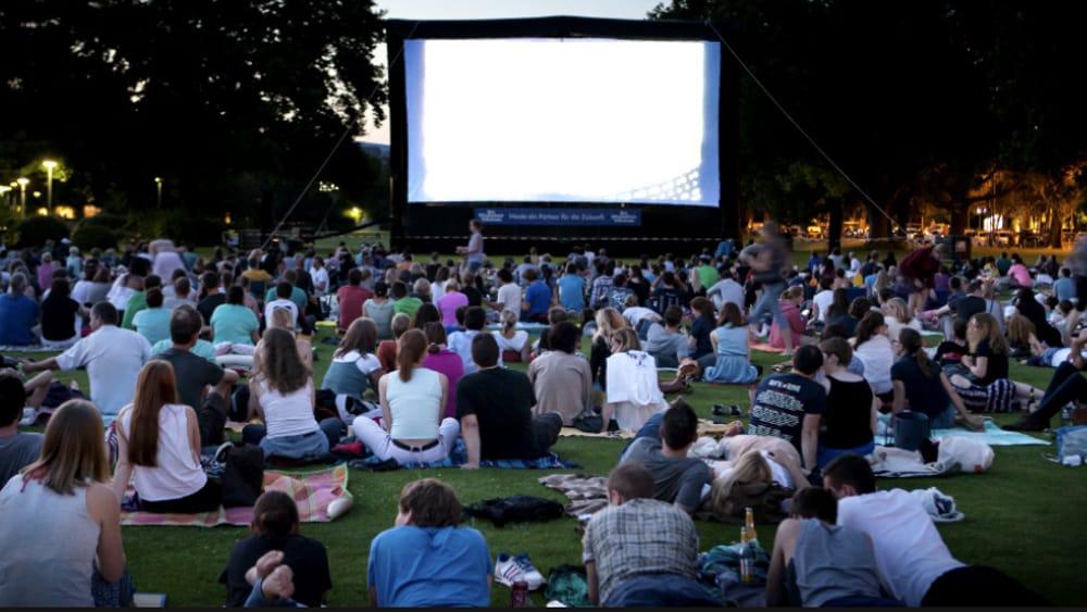 Cinema all’aperto e spettacolo di Aria Fresca: gli eventi di questa sera