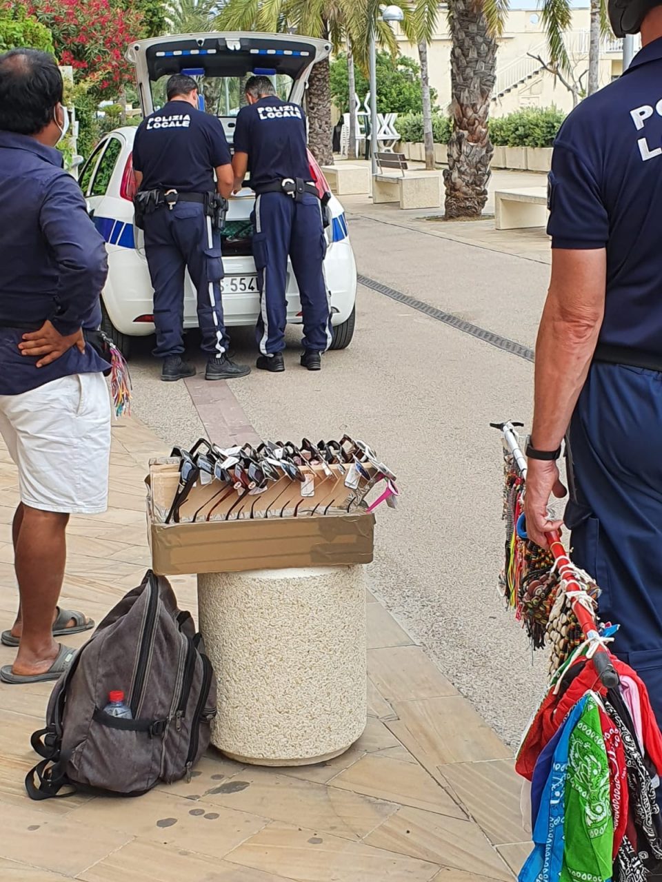 Polizia municipale, controlli a tappeto contro abusivismo commerciale e misure anti Covid