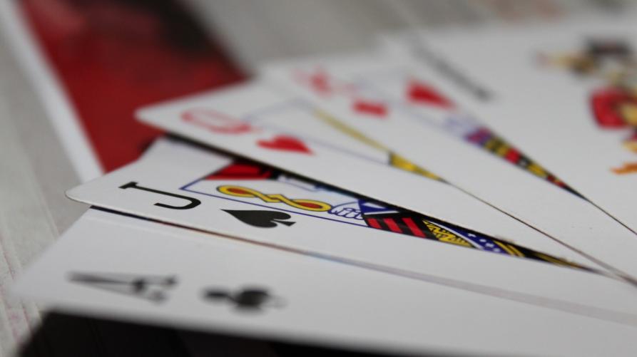 Gioco delle carte e letture dei giornali al bar, il via libera con la nuova ordinanza della Regione