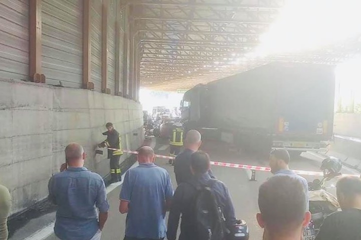 Scontro frontale sull’A10 in uno scambio di carreggiata. Muore 56enne