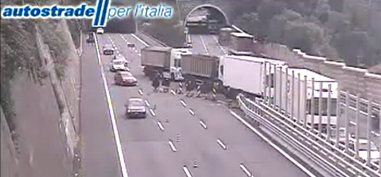 Auto in retromarcia sull’A10. Il video