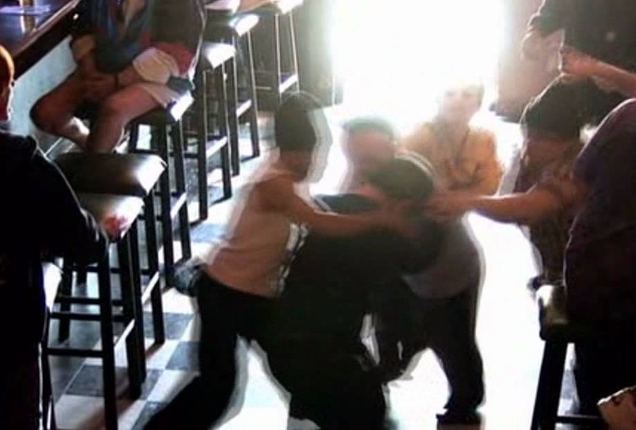 Agente ferito a colpi di lametta durante una rissa