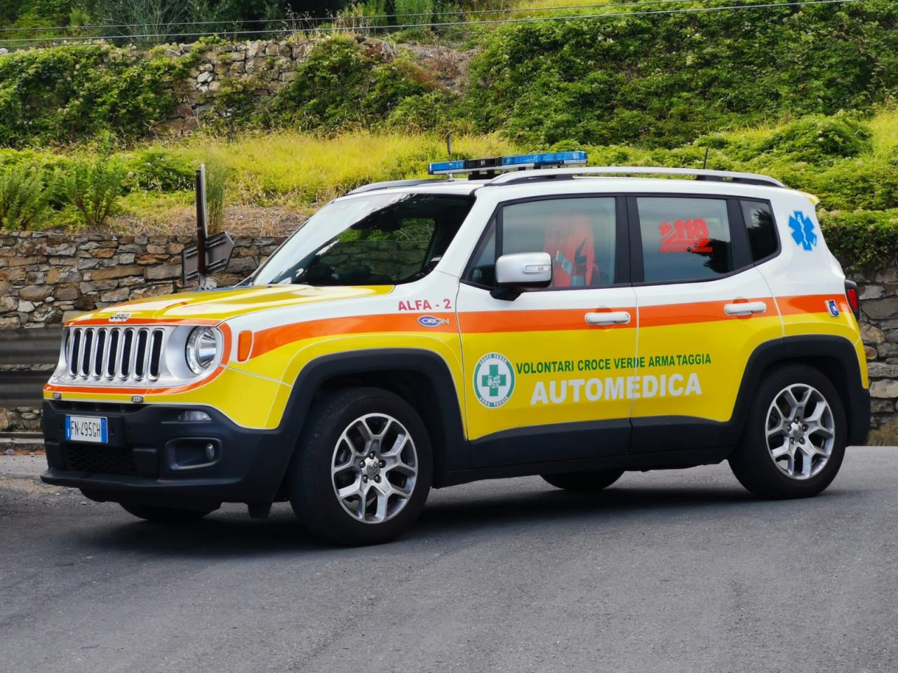 Si ribalta un trattore a Ranzo: il conducente è incastrato