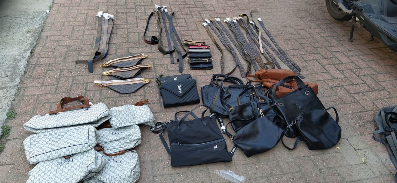 Spiagge sicure: la polizia locale di Vallecrosia sequestra merce contraffatta