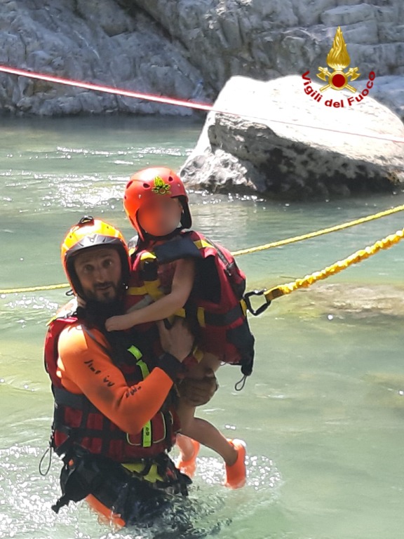 Escursionisti salvati in val Roya vigili ddel fuoco ondata piena 1