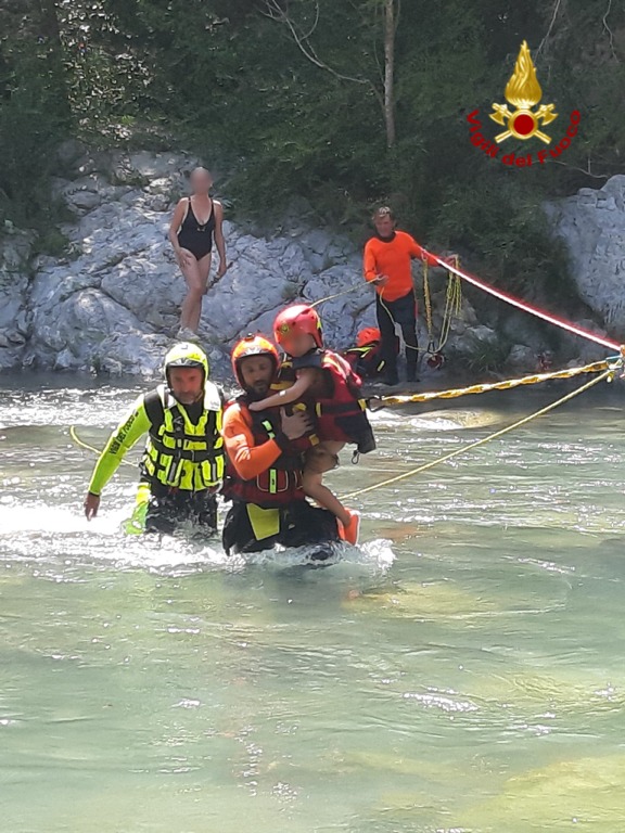 Escursionisti salvati in val Roya vigili ddel fuoco ondata piena 1_02