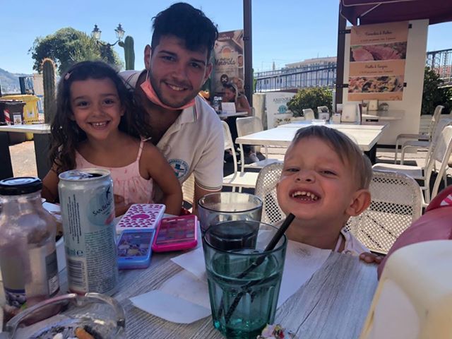 Madre rintraccia e ringrazia il soccorritore del proprio bambino. Foto