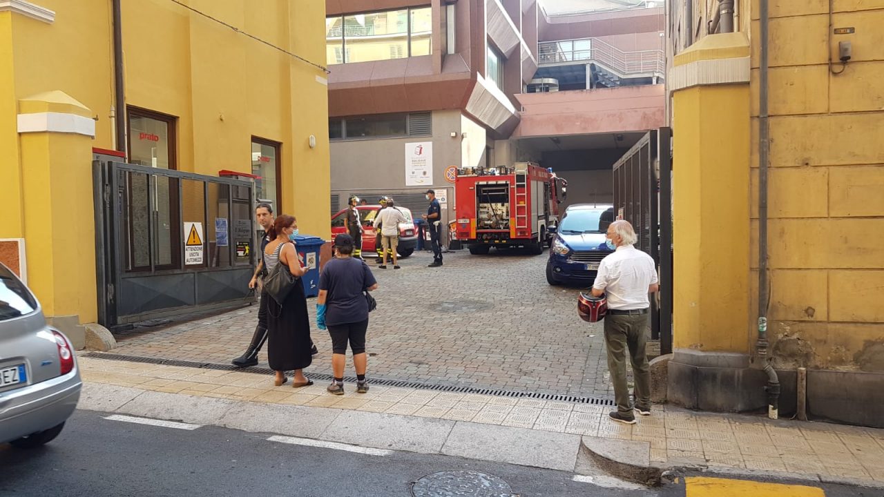 Incendio al Palafiori, Vigili del Fuoco sul posto – Video