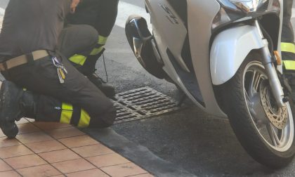Vigili del Fuoco per liberare uno scooter incastrato in un tombino