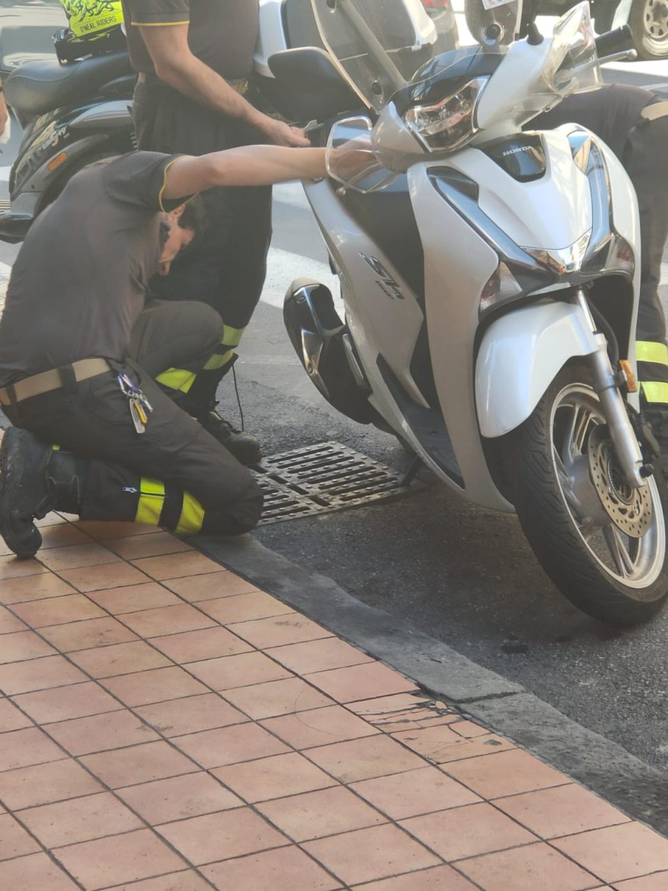 Vigili del Fuoco per liberare uno scooter incastrato in un tombino