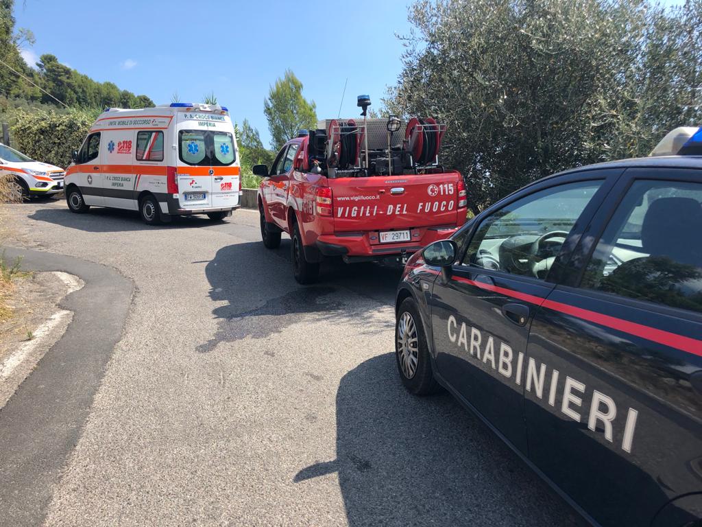 Finisce con il motocarro in una fascia, tragedia a Imperia
