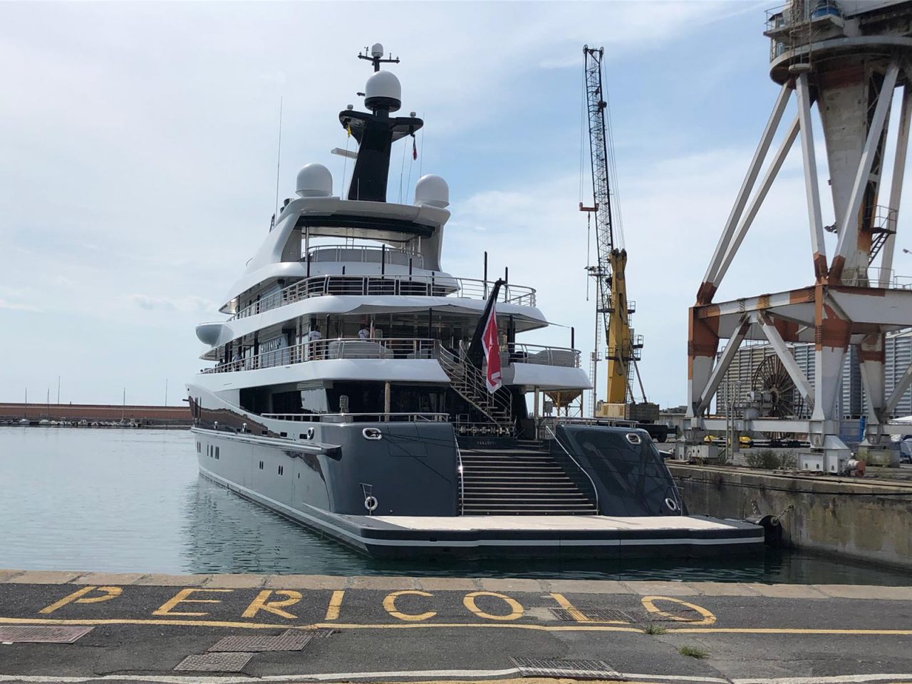 A Oneglia il mega yacht Phonenix 2