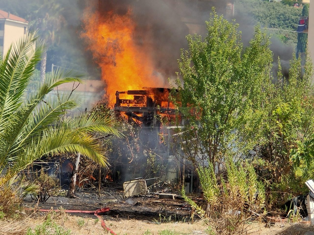 Brucia casolare a Vallecrosia, chiusa via Roma. Foto e video