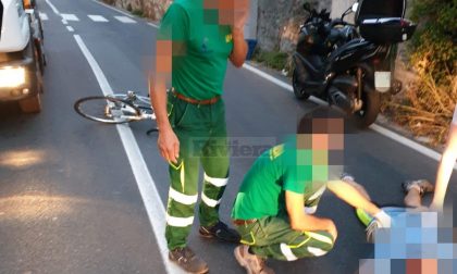 Ciclista si schianta contro la portiera di un mezzo dell'igiene urbana