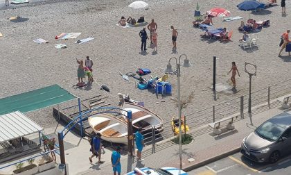 Blitz della polizia sulle spiagge contro i furbetti dell'ombrellone segnaposto