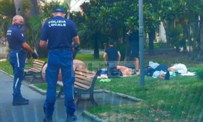 Diano Marina: dormivano ai giardini, 100 euro di multa per ventitré ragazzi piemontesi