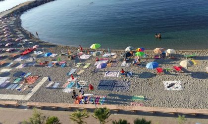 L'asciugamano in spiaggia all'alba, per assicurarsi il posto e il distanziamento sociale