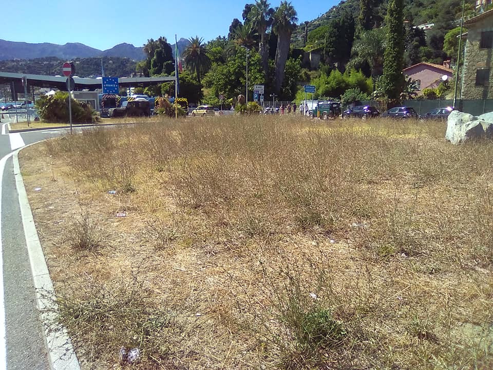 Che vergogna la porta d’Italia. Le foto denuncia di Spinosi: “Veniamo col decespugliatore”