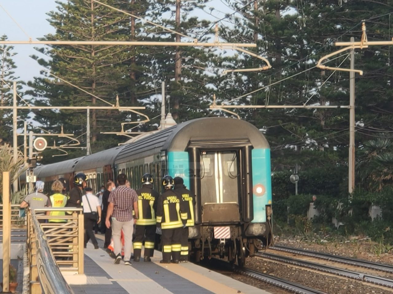 Il segno della croce e poi sotto il treno, morto uomo di Bordighera (circolazione ripresa alle 21.45)