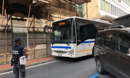 Camper tedesco blocca un bus a Imperia. Traffico in tilt