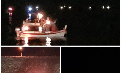 A Vallecrosia una fiaccolata sul mare per ricordare le vittime del Covid