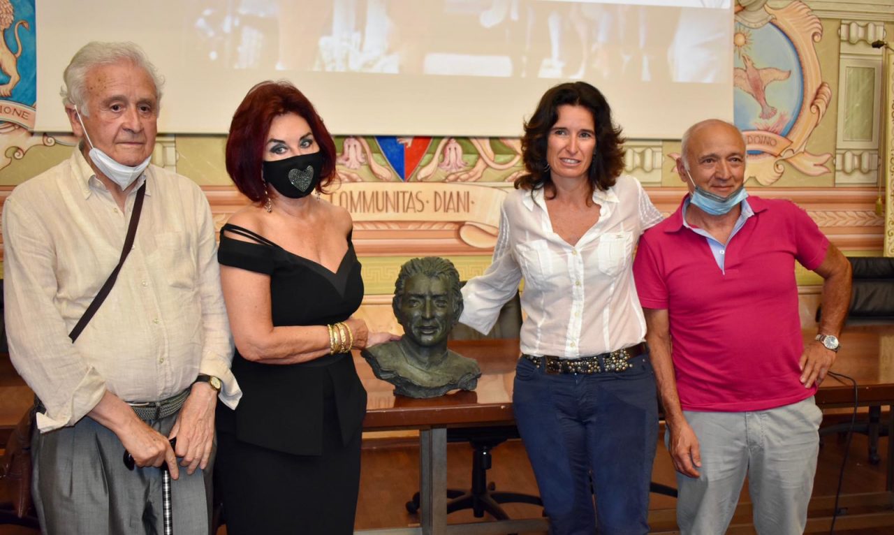 Diano Marina rende omaggio al campione con il busto di Felice Gimondi