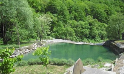 Giovane colto da malore mentre nuota nel lago: disperato il tentativo di salvarlo