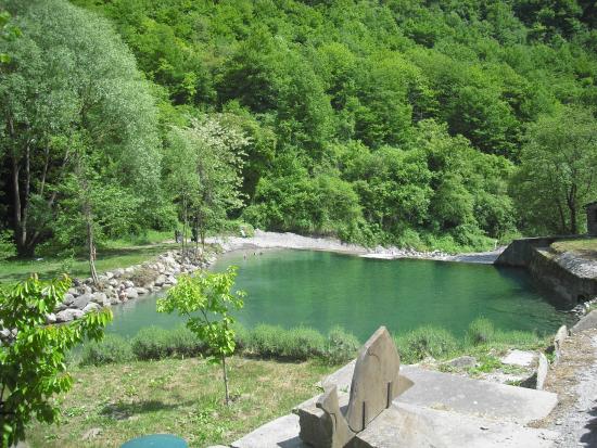 Giovane colto da malore mentre nuota nel lago: disperato il tentativo di salvarlo