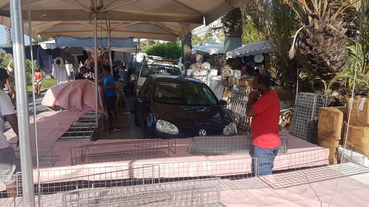 Auto restano prigioniere del mercato bisettimanale