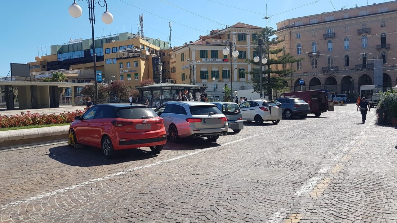 Ganasce alle auto in Piazza Colombo