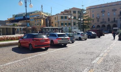 Ganasce alle auto in Piazza Colombo